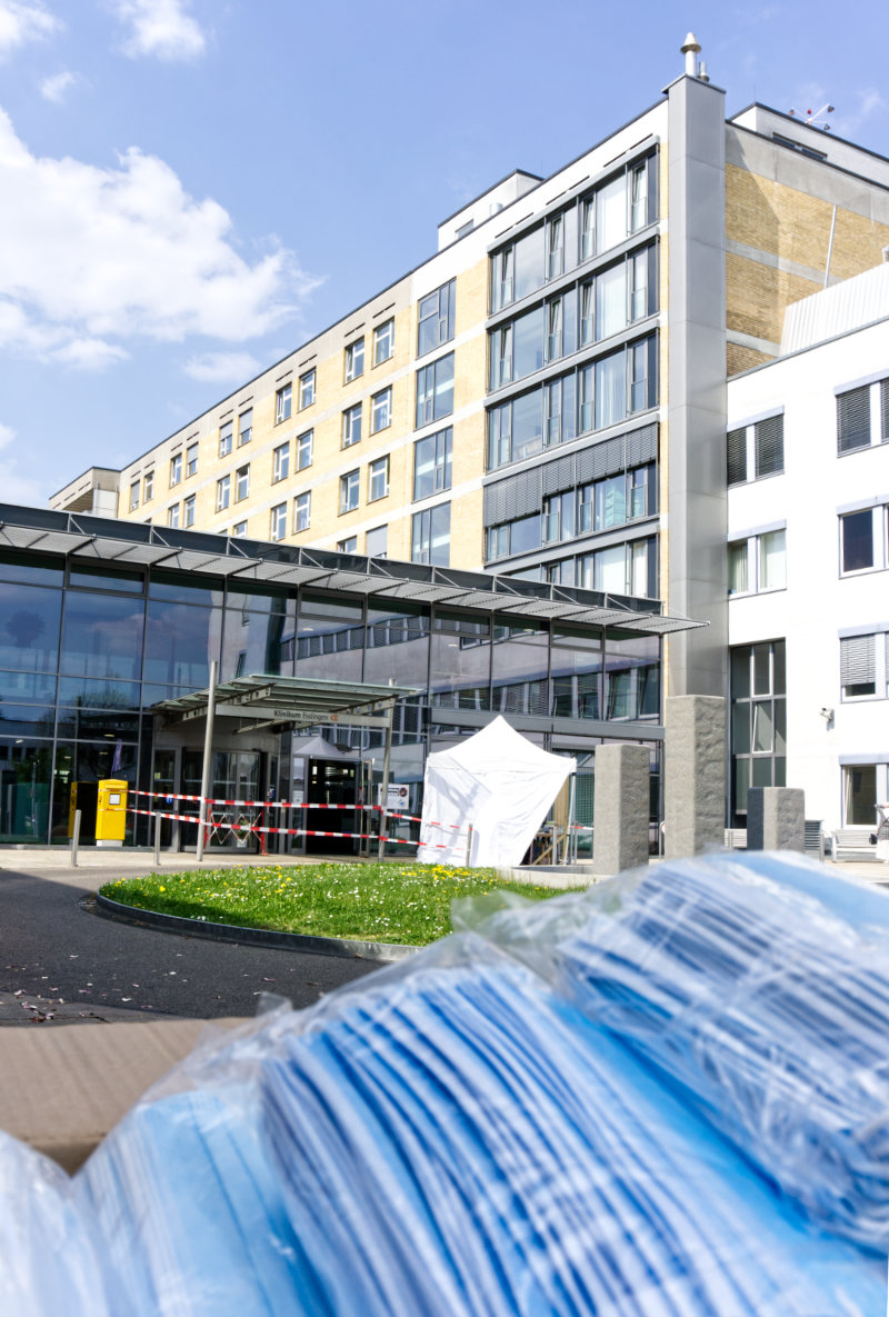 Klinikum-Esslingen-mit-Gesichtsschutzmasken